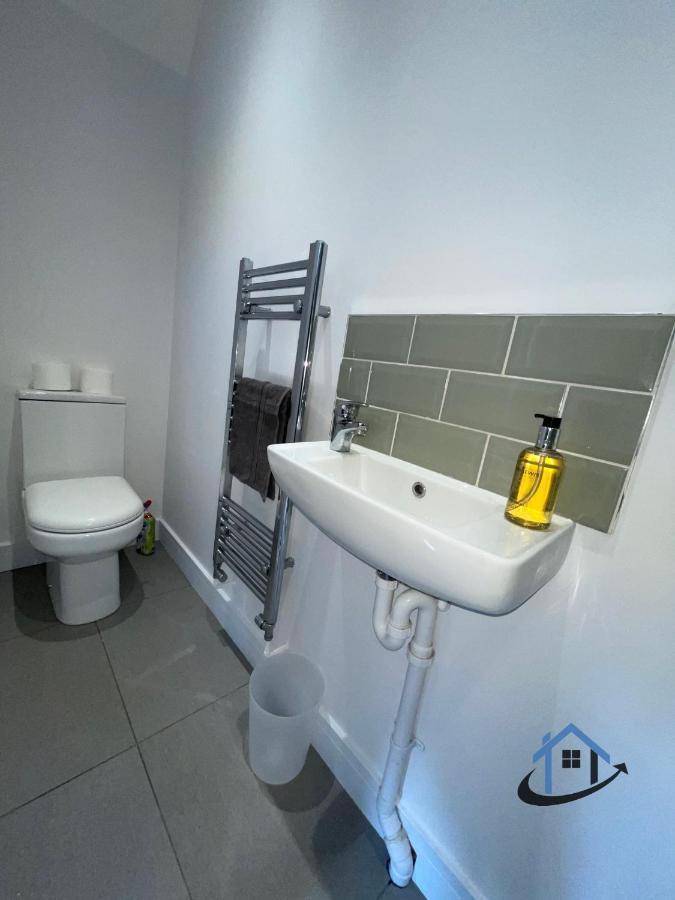Acaster House, X4 Rooms With En-Suites X1 Room Private Bathroom, Street Parking, Close To Train Station Kettering Bagian luar foto