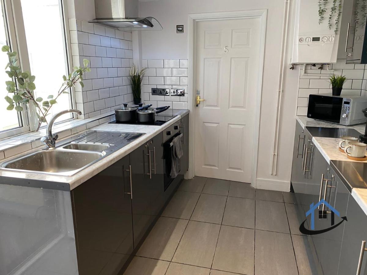 Acaster House, X4 Rooms With En-Suites X1 Room Private Bathroom, Street Parking, Close To Train Station Kettering Bagian luar foto