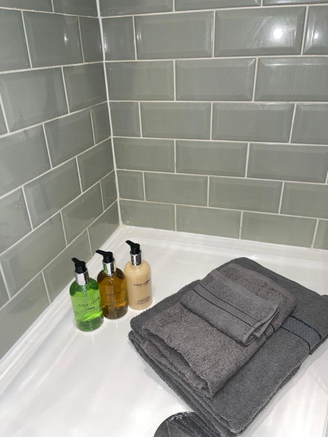 Acaster House, X4 Rooms With En-Suites X1 Room Private Bathroom, Street Parking, Close To Train Station Kettering Bagian luar foto